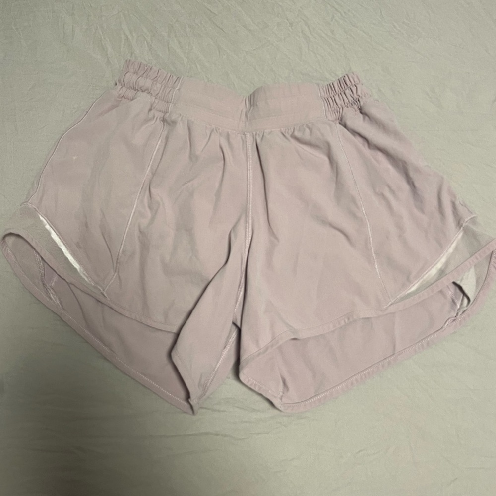 Lululemom Hotty Hot Low-Rise Lined Short 4”. Size 4. Light Purple.